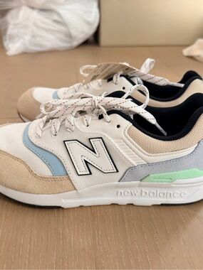 New Balance Cream & Blue Lifestyle Sneakers